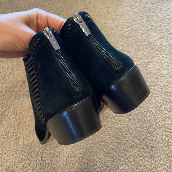 Vince Camuto black pippsy ankle boots suede 9 - Picture 5 of 7